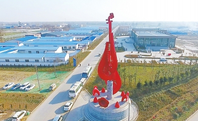 民族乐器博览馆门前的乐器雕塑,象征着兰考已成长为乐器之乡.